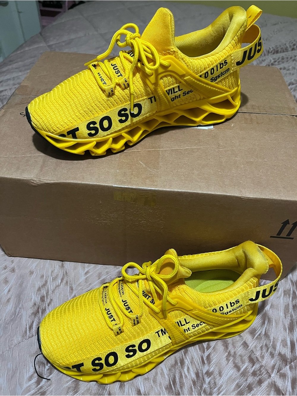 Yellow Athletic Men's Running Shoes - Bold Lightweight Design